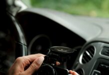 AI기술이 인류 위협?…국민 10명 중 6명 “잠재적 이점 더 많아” A person holding a camera in a car