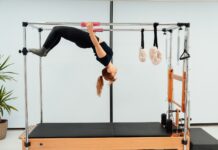 30~40대가 좋아하는 필라테스 a woman doing a handstand on a pivot machine