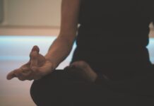 명상을 통해 스트레스와 불안을 관리하는 방법 person doing yoga on floor