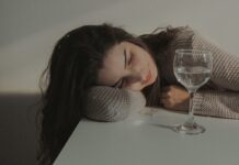 만성피로, 내 일상에 스며든 ‘지속적인 피로’… 생활 속 작은 변화로 돌파구 찾기 woman in gray knit cap and gray knit cap