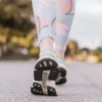 뇌를 깨우는 산책: 왜 천재들은 걷다가 아이디어를 얻었을까? person wearing black and white nike shoes