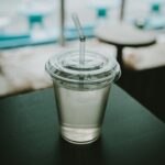 오랫동안 앉아있는 직장인, 소소한 생활 습관이 건강 지킨다 clear plastic disposable cup on top of black surface