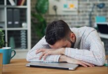 만성피로, 일상 속에서 지친 몸과 마음을 다독이는 방법 a man sitting at a desk with his head in his hands