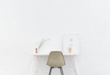 소확행에서 찾는 건강, 일상 속 작은 변화가 큰 힘 된다 white wooden table near brown chair
