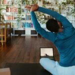 일상 속 ‘작은 움직임’이 건강을 지킨다…바쁜 현대인을 위한 생활 속 운동법 인기 a man doing yoga in a living room