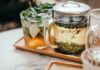 일상 속 대체요법, 건강한 라이프스타일로 자연스럽게 녹여보세요 clear glass mug on tray