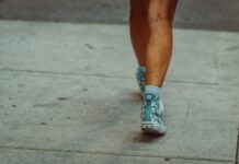 바쁜 일상 속 건강 지키기, ‘마이크로 운동’이 뜬다 Legs and feet walking on a sidewalk